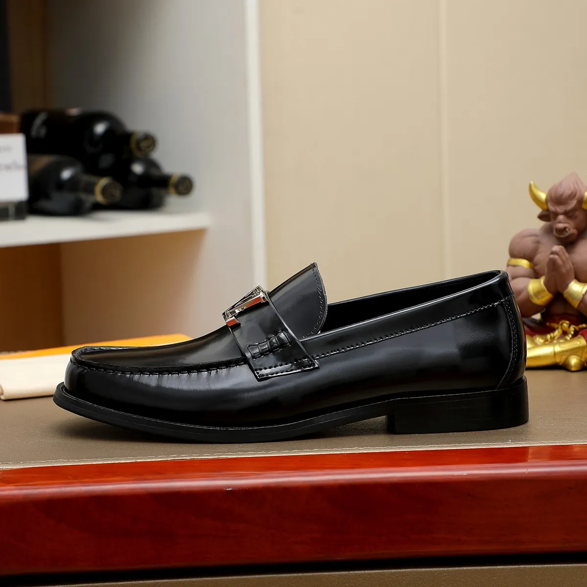 Men's shoes 460 💰 Louis Vuitton LV ® 🆕 model 🔛 full shoe counter, first layer cowhide, 🐂leather lining casual shoes for men, super soft outsole, a must-have for driving. Synchronized with the counter, original first layer cowhide, completely 1:1 mold customization 🌹 top version, color optional! Number: 38-44 (45.46 customized)